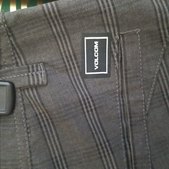 Volcom "surf and turf" 4 way stretch shorts size 33 - Picture 3 of 5